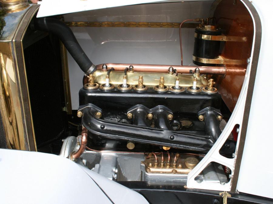 Моторный отсек Austro-Daimler 14-32 HP Tourer 1913 года  (фото 6 из 10)